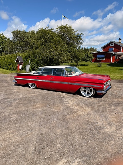 Chevrolet Impala 3 of 5