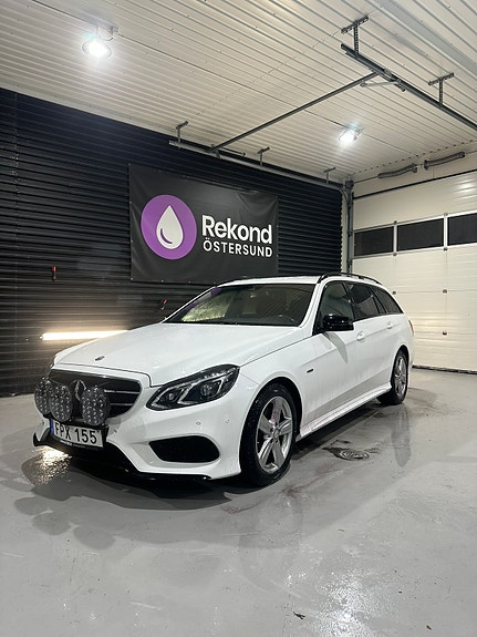 Mercedes-Benz E220 3 of 5