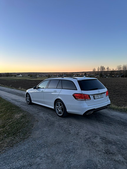 Mercedes-Benz E220 4 of 5