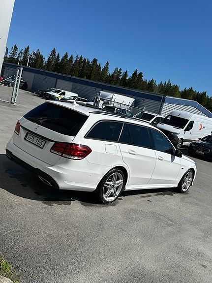 Mercedes-Benz E220 2 of 5