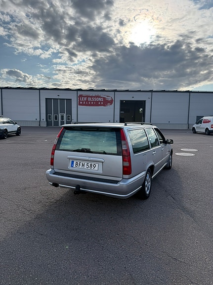 Volvo V70 2 of 6