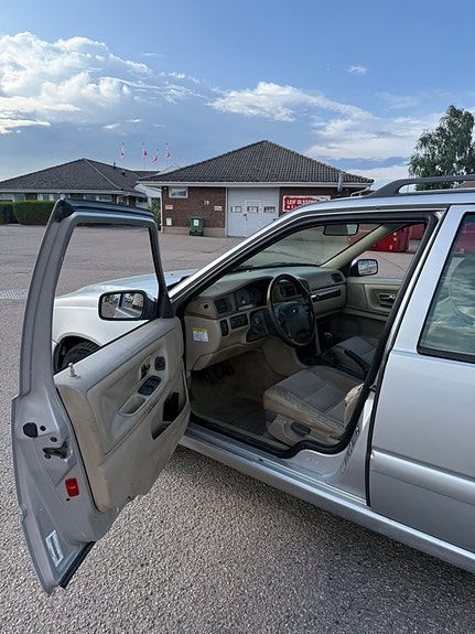 Volvo V70 4 of 6