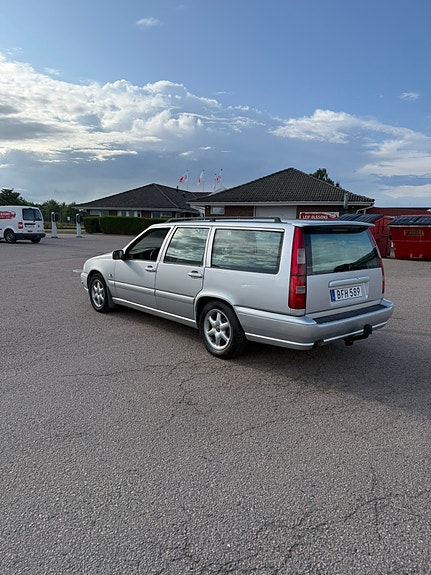 Volvo V70 3 of 6