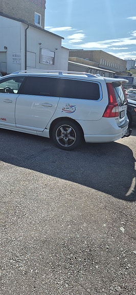 Volvo V70 2 of 3