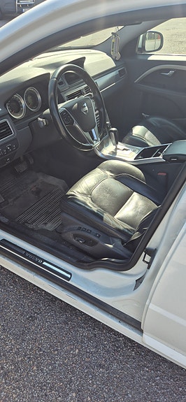 Volvo V70 3 of 3