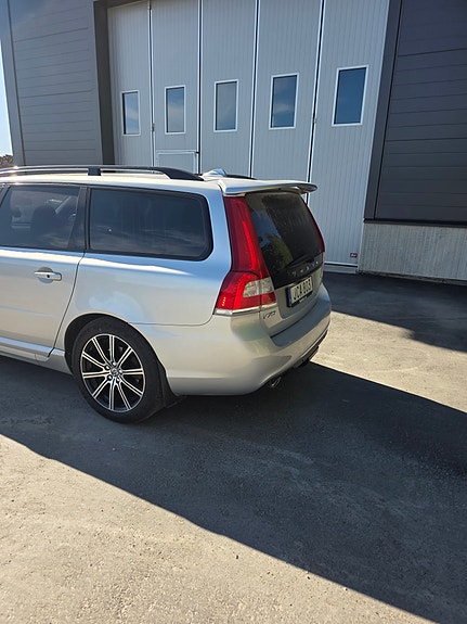 Volvo V70 2 of 5