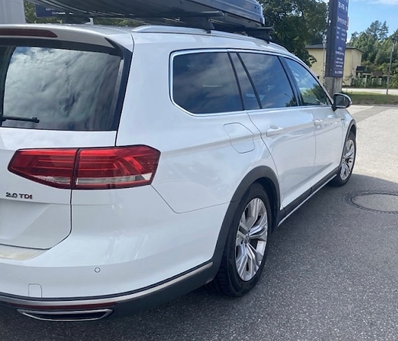 Volkswagen Passat Alltrack 2 of 5