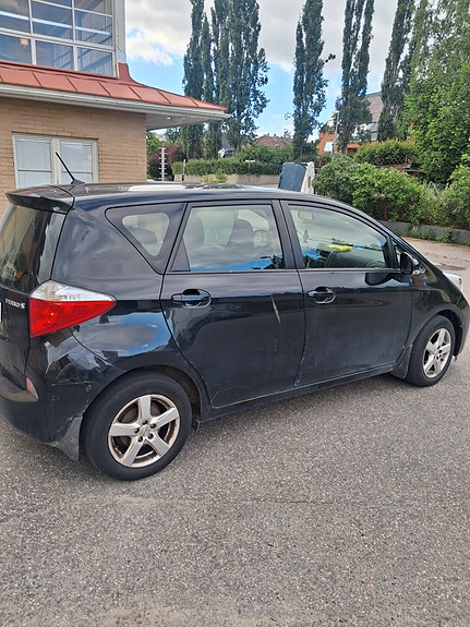 Toyota Verso-S 3 of 5