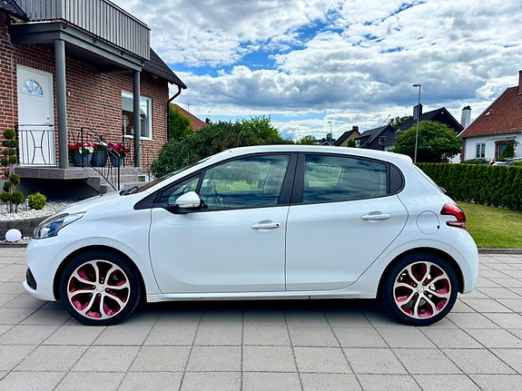 Peugeot 208 2 of 4