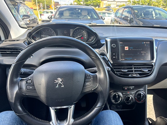 Peugeot 208 3 of 4
