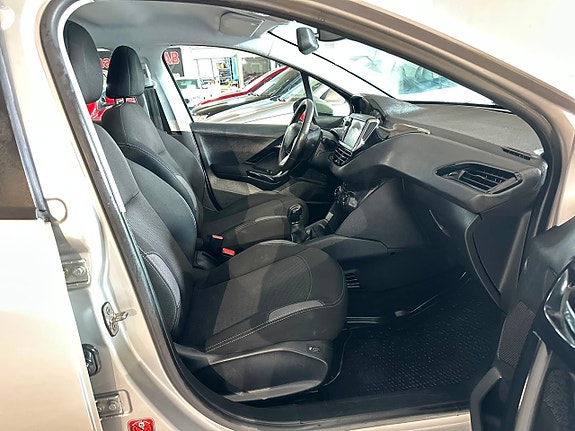 Peugeot 208 12 of 14