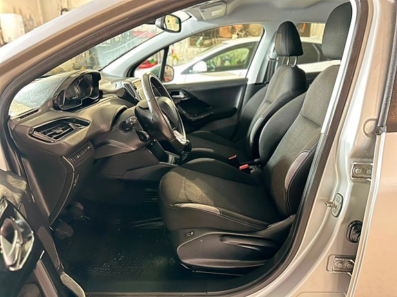 Peugeot 208 11 of 14