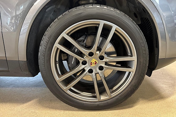 Porsche Cayenne 5 of 5
