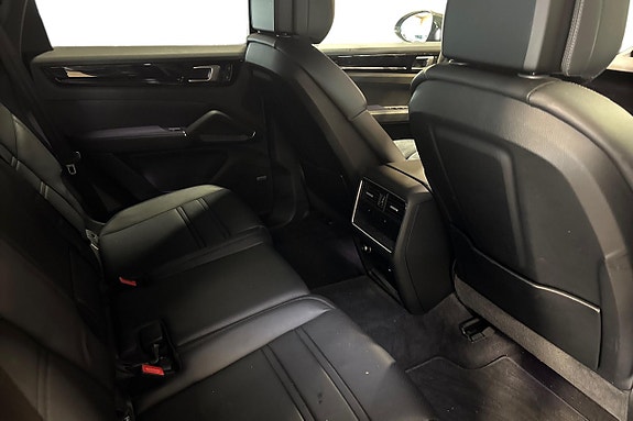 Porsche Cayenne 25 of 29