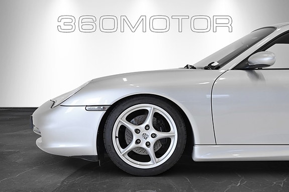 Porsche 911 Carrera 4 of 5