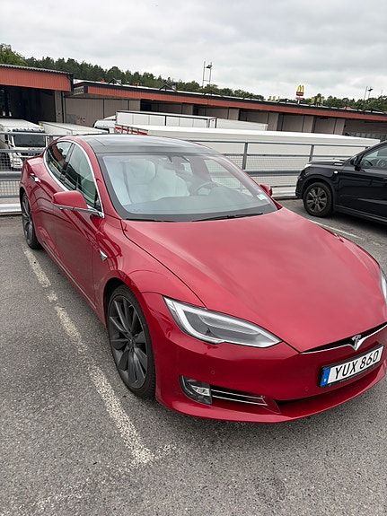 Tesla Model S 2 of 5
