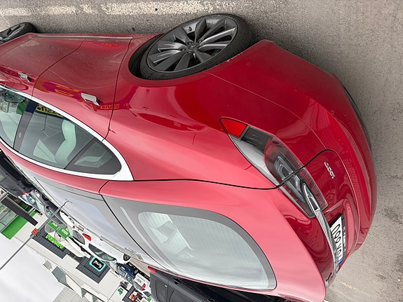Tesla Model S 4 of 5