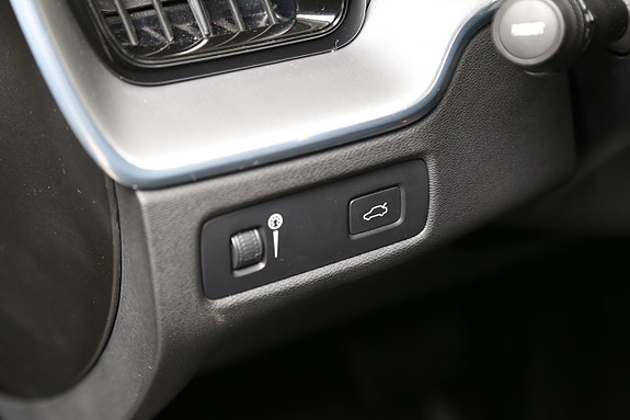 Volvo XC60 10 of 29