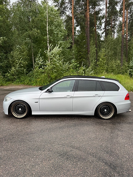 BMW 325i 2 of 5