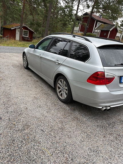 BMW 325i 4 of 5