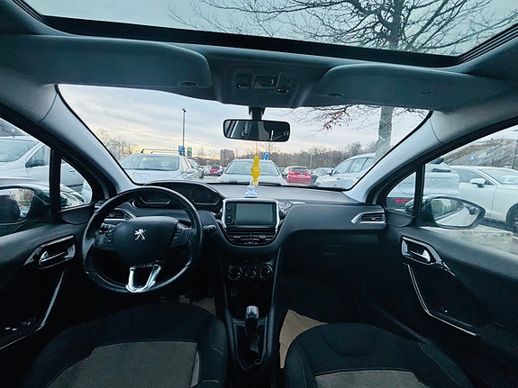 Peugeot 208 4 of 8