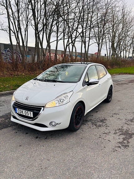Peugeot 208 2 of 8