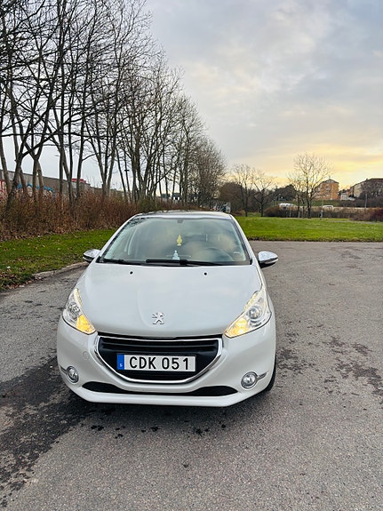 Peugeot 208 3 of 8