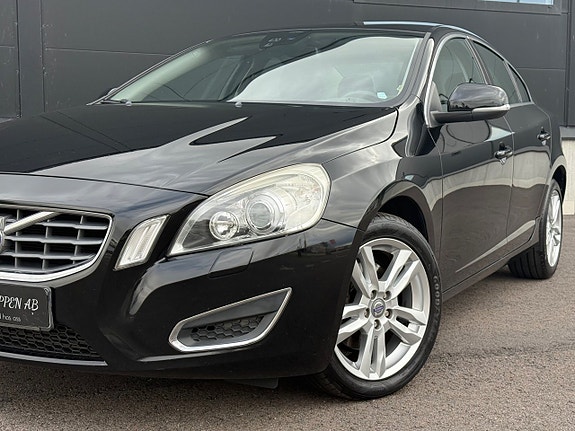 Volvo S60 4 of 5