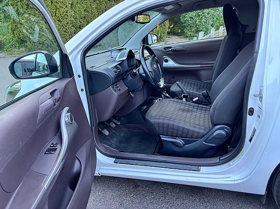 Toyota IQ 5 of 8