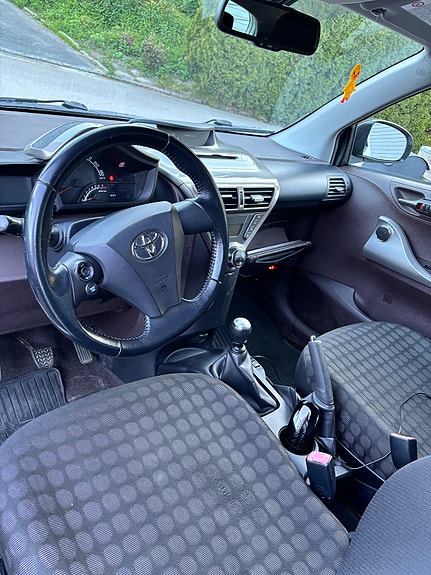 Toyota IQ 4 of 8
