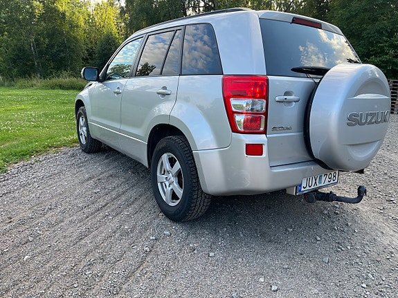 Suzuki Grand Vitara 2 of 5