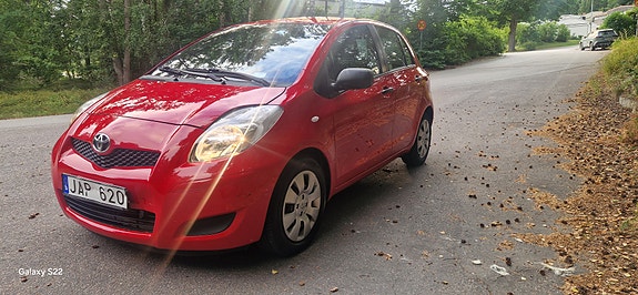 Toyota Yaris 2 of 6