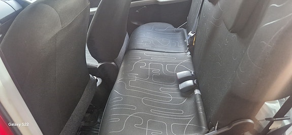 Toyota Yaris 5 of 6
