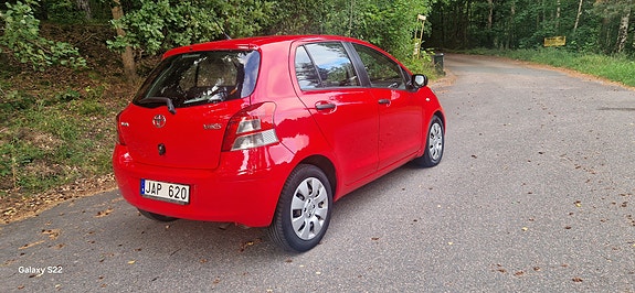 Toyota Yaris 3 of 6