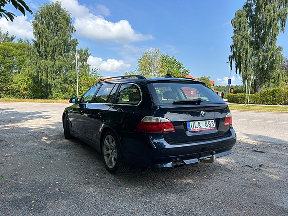 BMW 523i 4 of 5