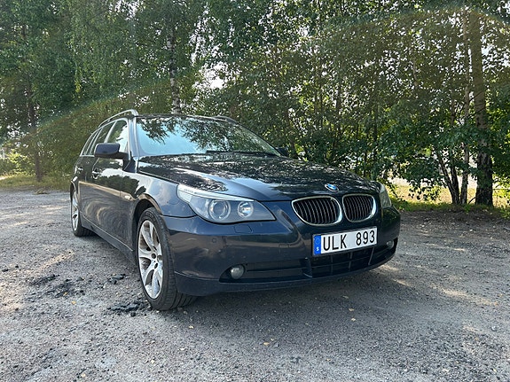 BMW 523i 3 of 5