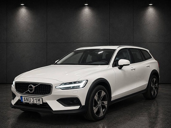 Volvo V60 Cross Country 2 of 5