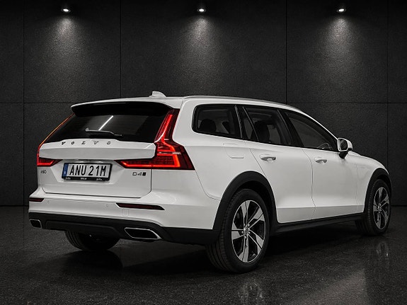 Volvo V60 Cross Country 7 of 14