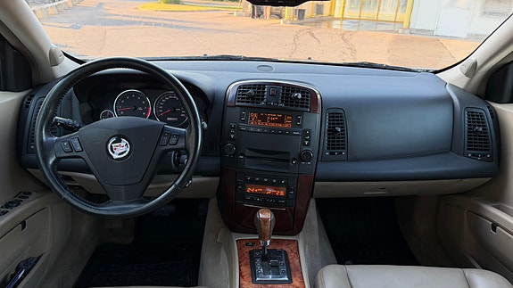 Cadillac SRX 4 of 5