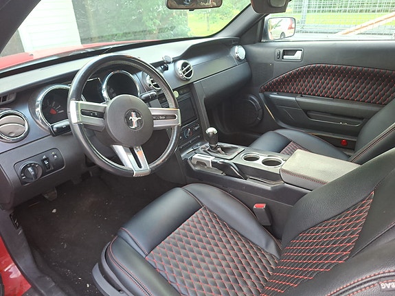 Ford Mustang 3 of 4