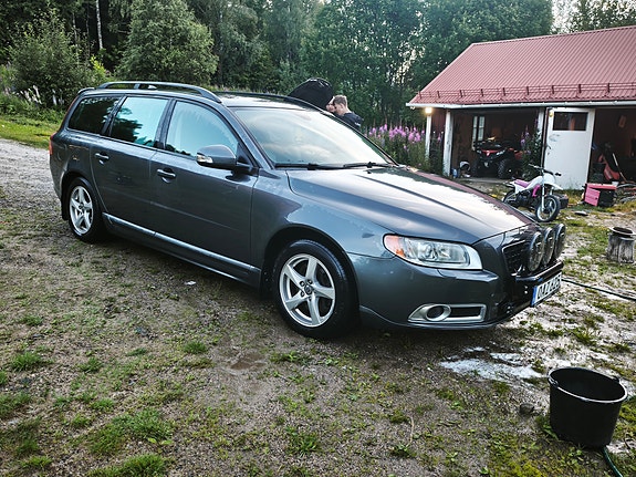 Volvo V70 2 of 5
