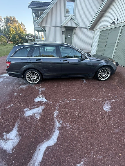 Mercedes-Benz C250 2 of 4