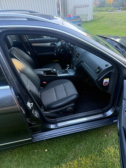 Mercedes-Benz C250 3 of 4