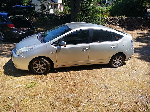 Toyota Prius 4 of 5