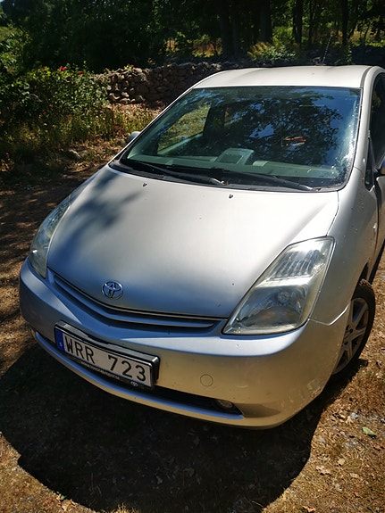 Toyota Prius 2 of 5