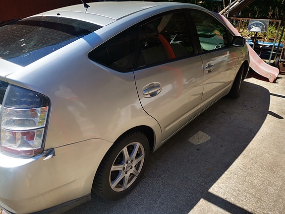 Toyota Prius 3 of 5