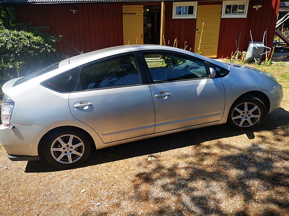 Toyota Prius 5 of 5