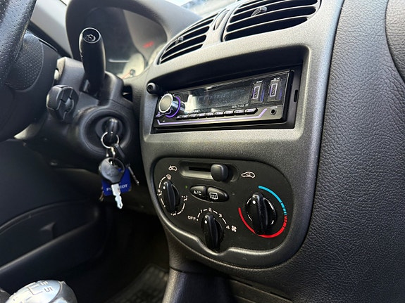 Peugeot 206 SW 21 of 24
