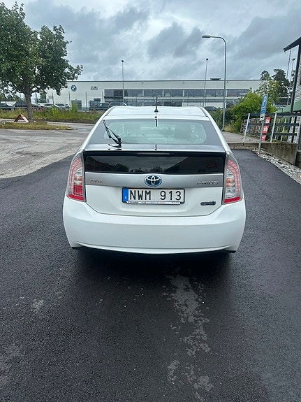 Toyota Prius Plug-in Hybrid 4 of 5