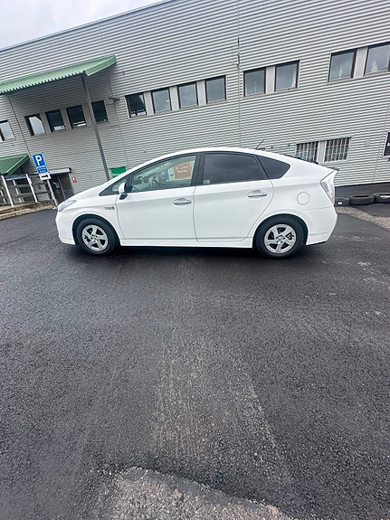 Toyota Prius Plug-in Hybrid 5 of 5